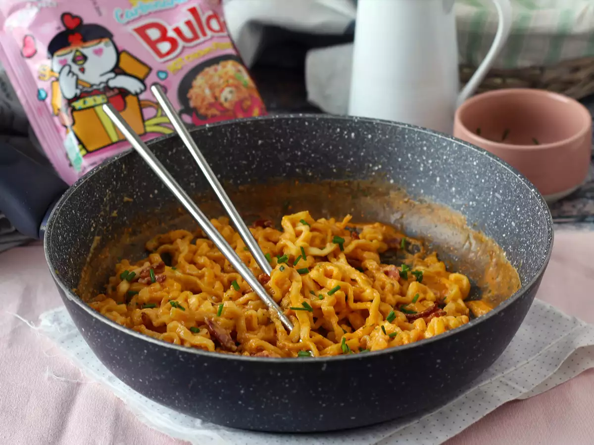 Wie bereitet man Buldak-Nudeln mit Carbonara-Geschmack zu? Das beste Rezept!