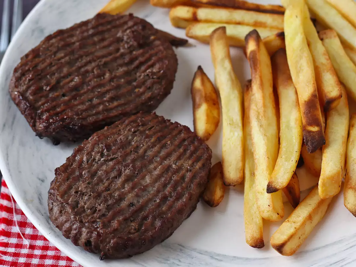 Wie bereitet man ein Hacksteak im Air Fryer zu? - foto 2