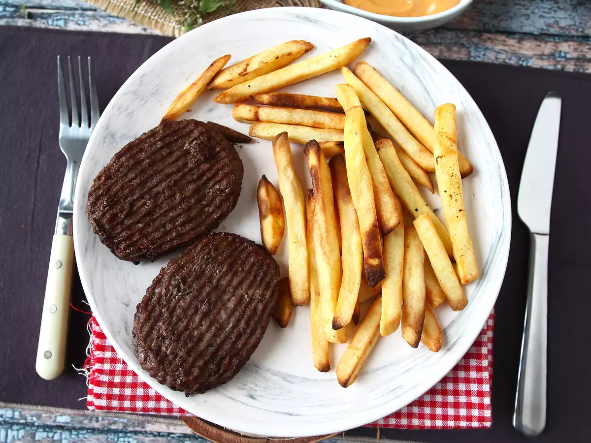 Wie bereitet man ein Hacksteak im Air Fryer zu? - foto 4