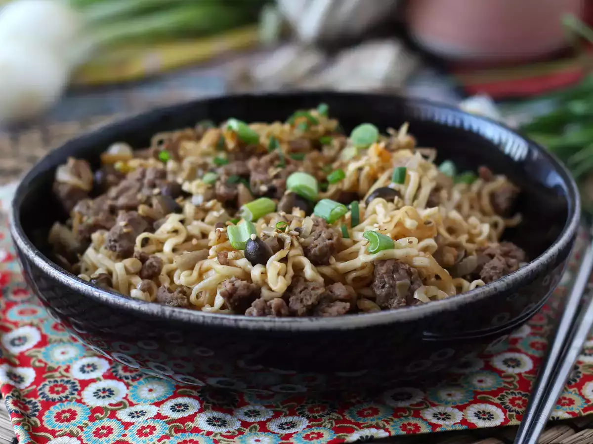 Wie bereitet man Instantnudeln zu? Schnelles Rezept mit Rindfleisch und Pilzen!