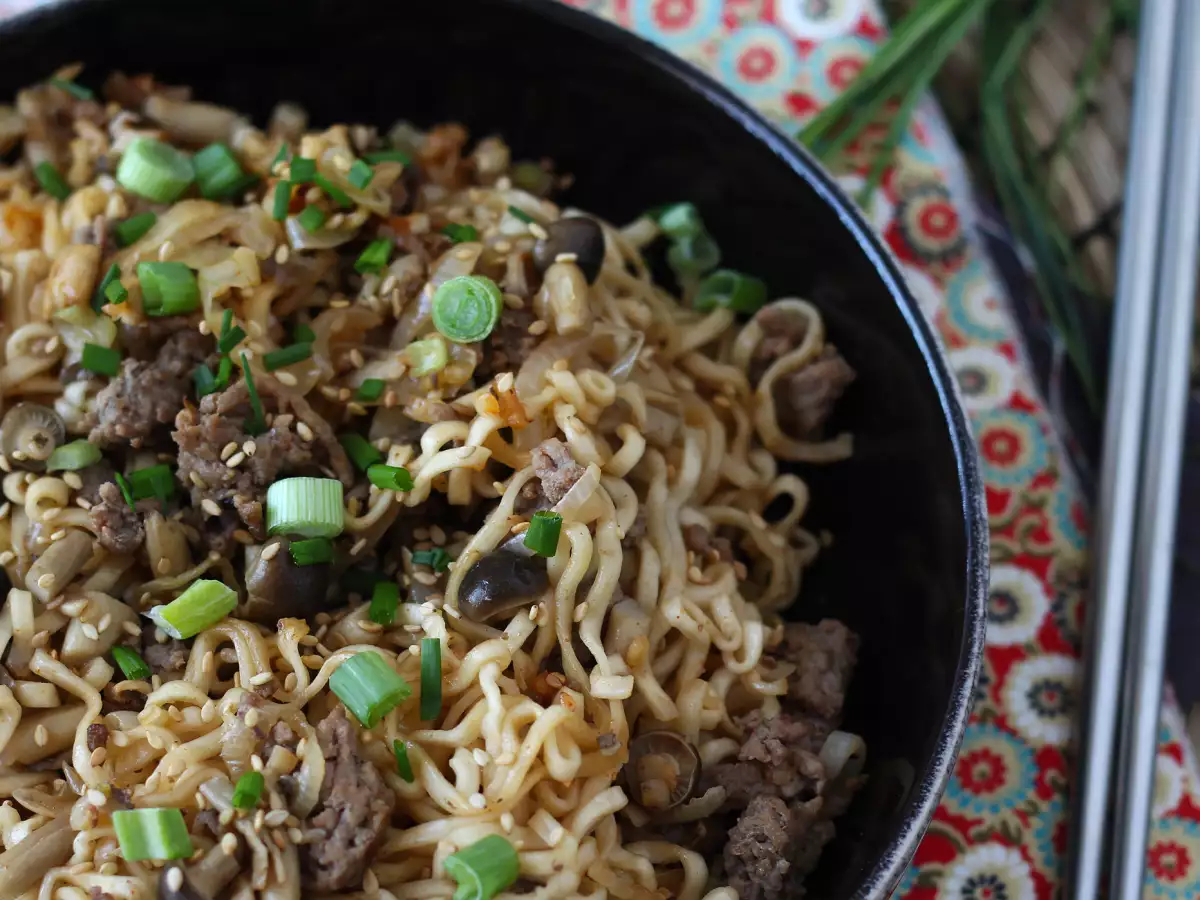 Wie bereitet man Instantnudeln zu? Schnelles Rezept mit Rindfleisch und Pilzen! - foto 4