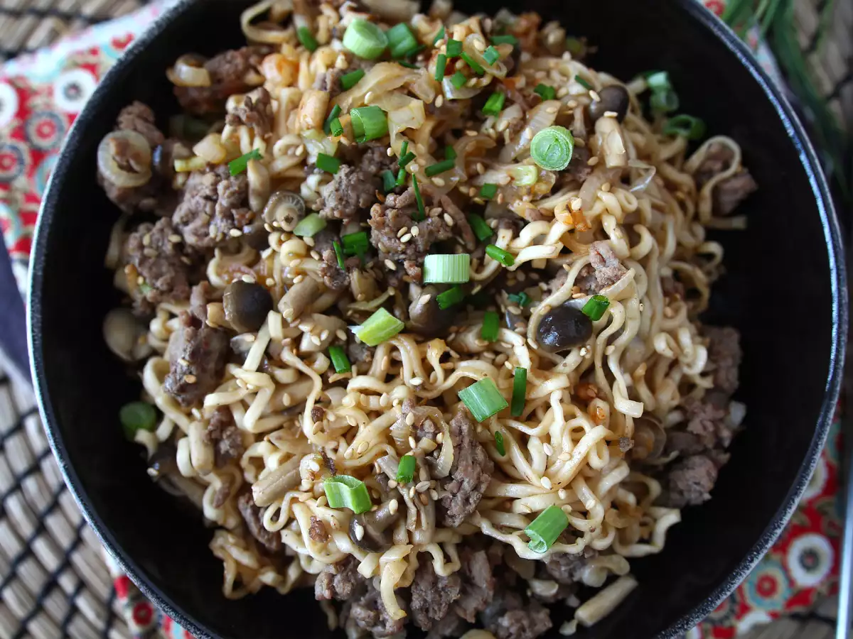 Wie bereitet man Instantnudeln zu? Schnelles Rezept mit Rindfleisch und Pilzen! - foto 7