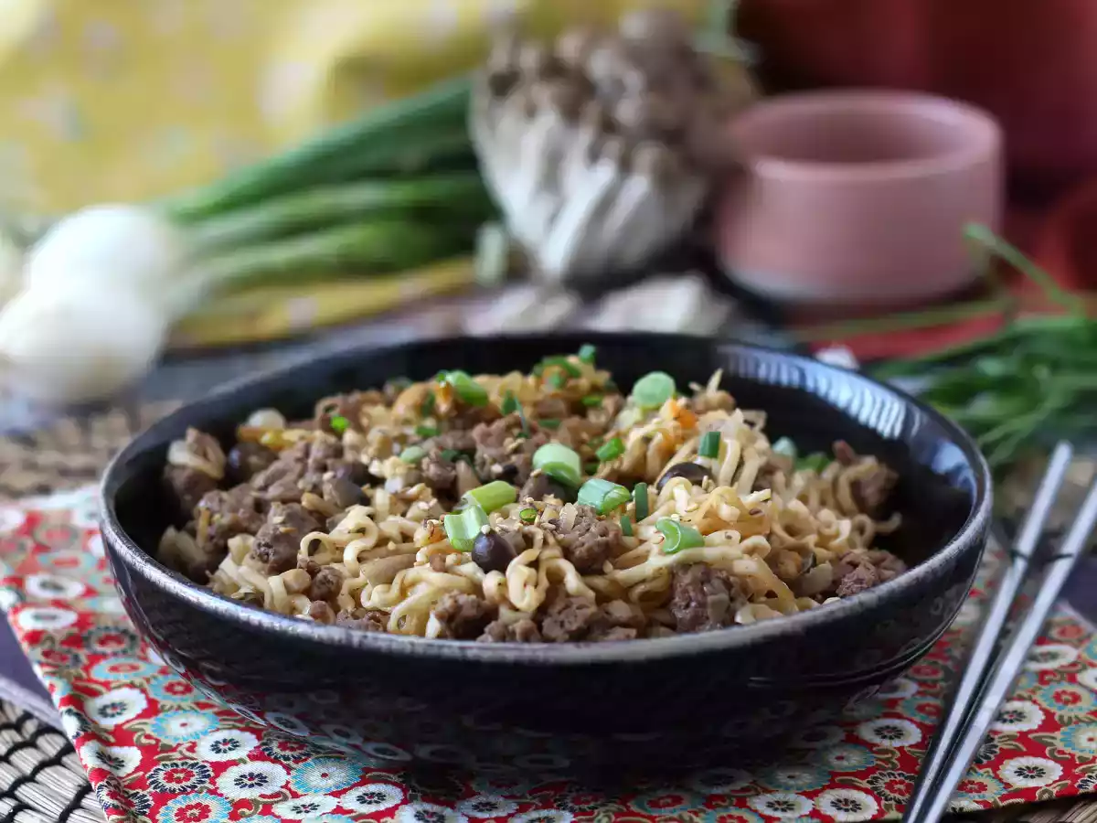 Wie kocht man Instantnudeln? Schnelles Rezept mit Rindfleisch und Pilzen! - foto 3