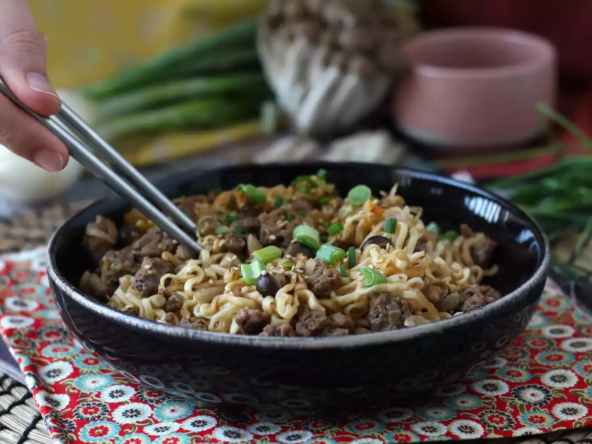 Wie kocht man Instantnudeln? Schnelles Rezept mit Rindfleisch und Pilzen! - foto 5