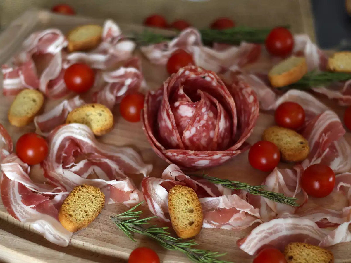 Wie macht man eine Wurstplatte? Salami zur Rose formen! - foto 2