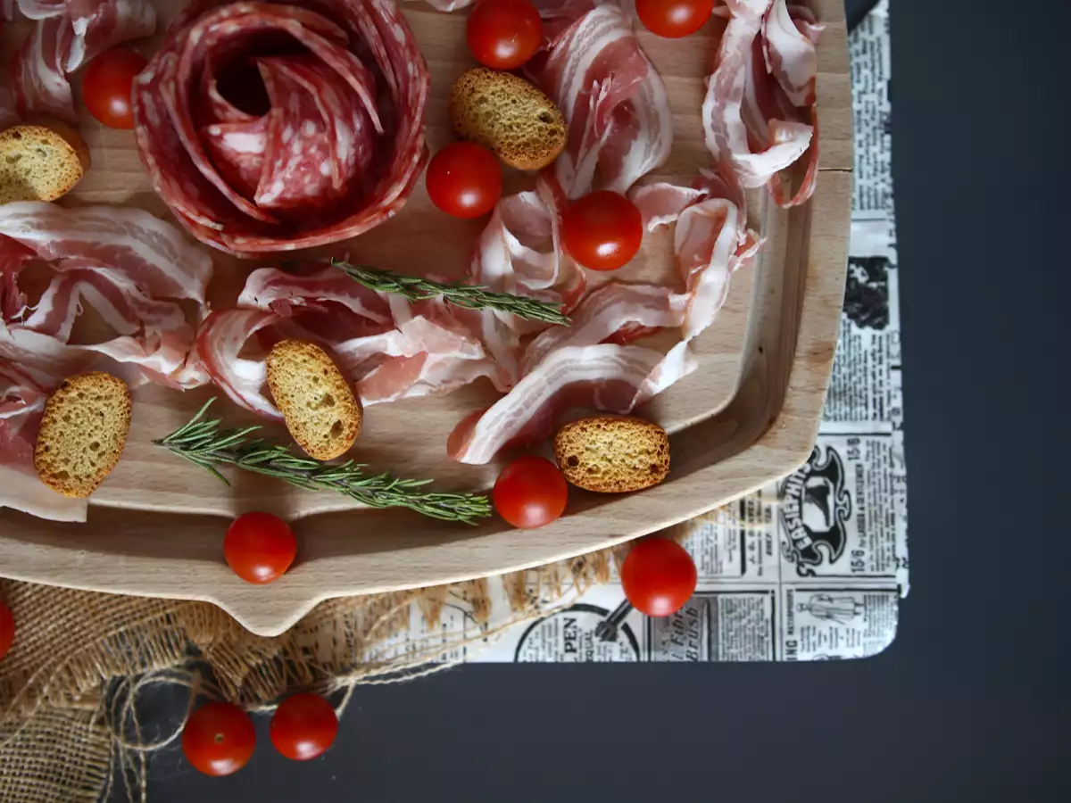 Wie macht man eine Wurstplatte? Salami zur Rose formen! - foto 3