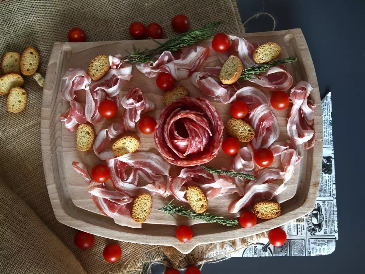 Wie macht man eine Wurstplatte? Salami zur Rose formen! - foto 5