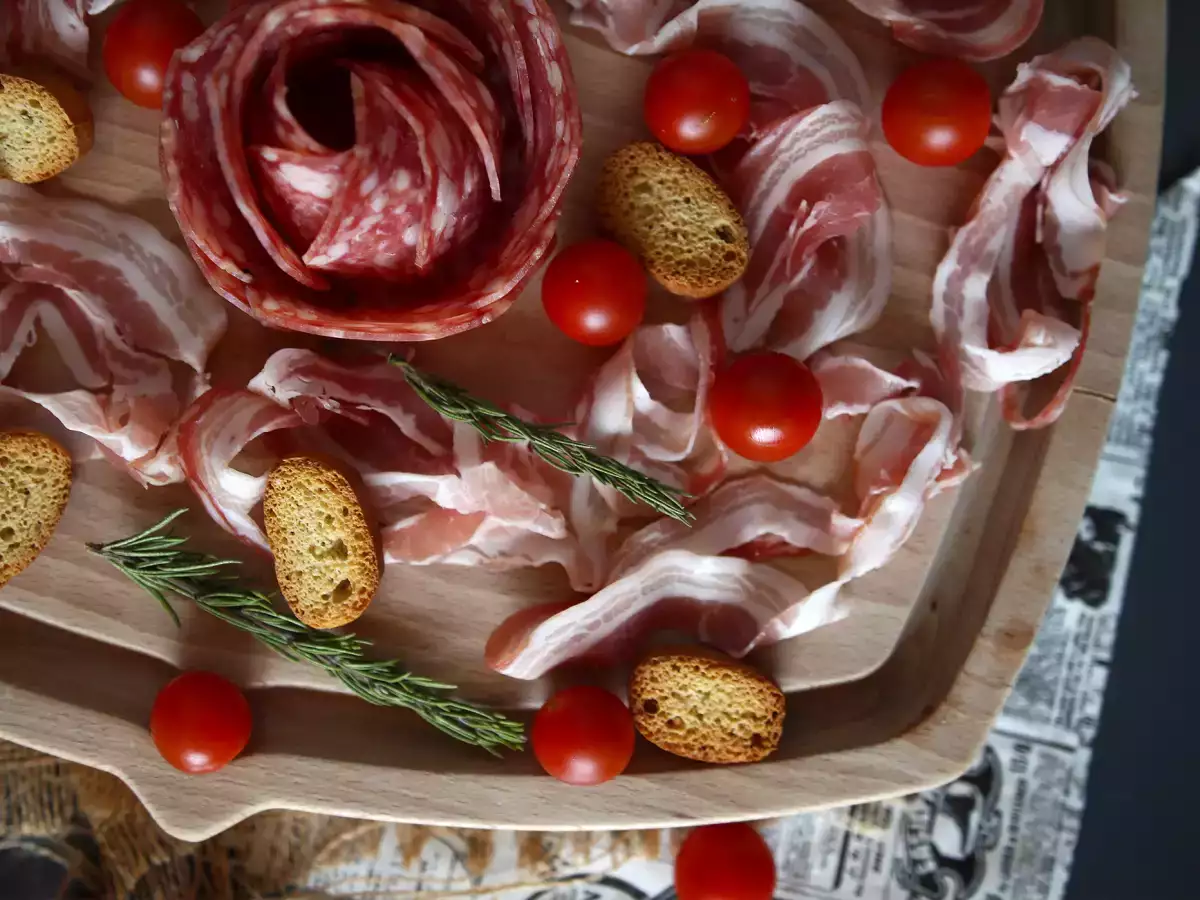 Wie macht man eine Wurstplatte? Salami zur Rose formen! - foto 6