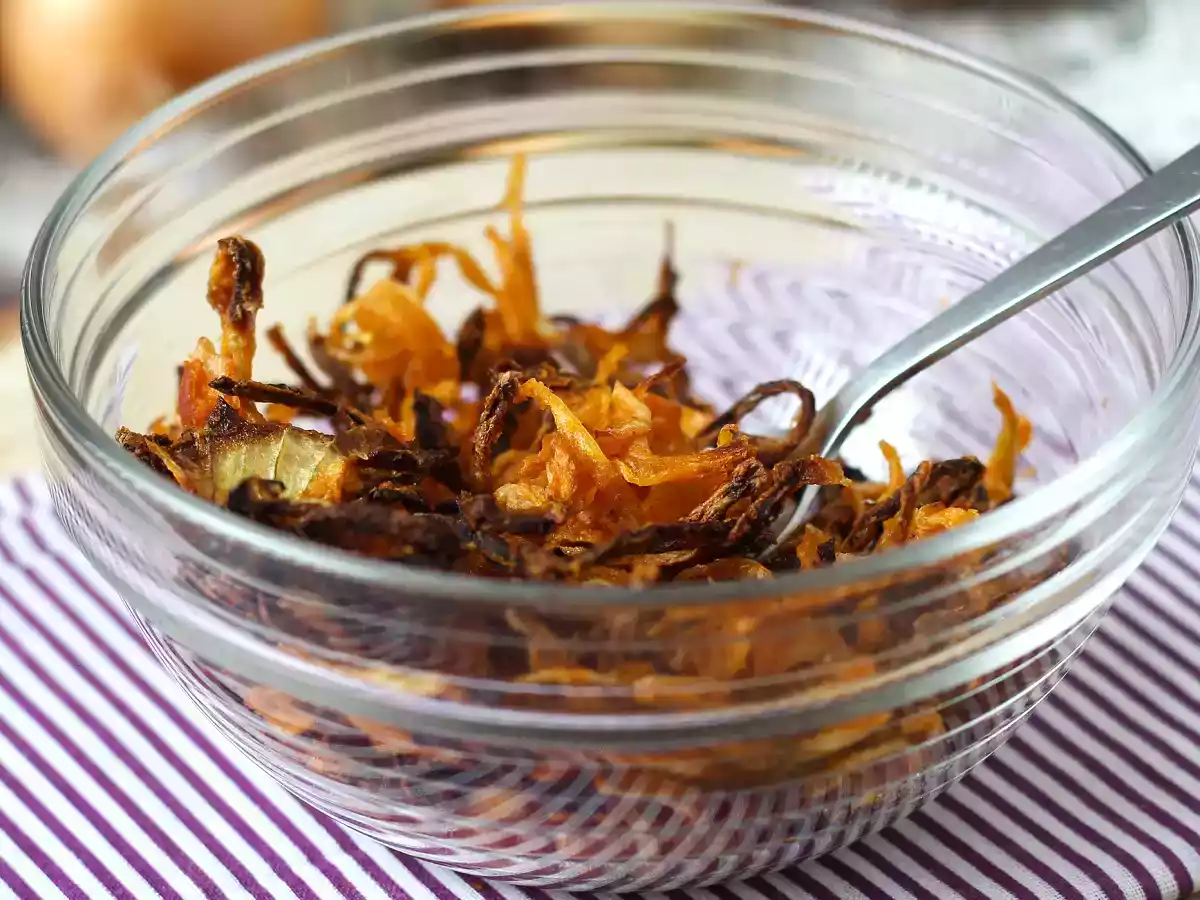 Wie macht man knusprige Zwiebeln im Backofen?