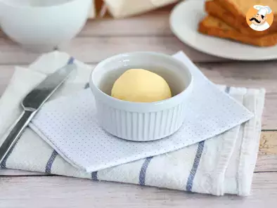 Wie macht man selbstgemachte Butter?