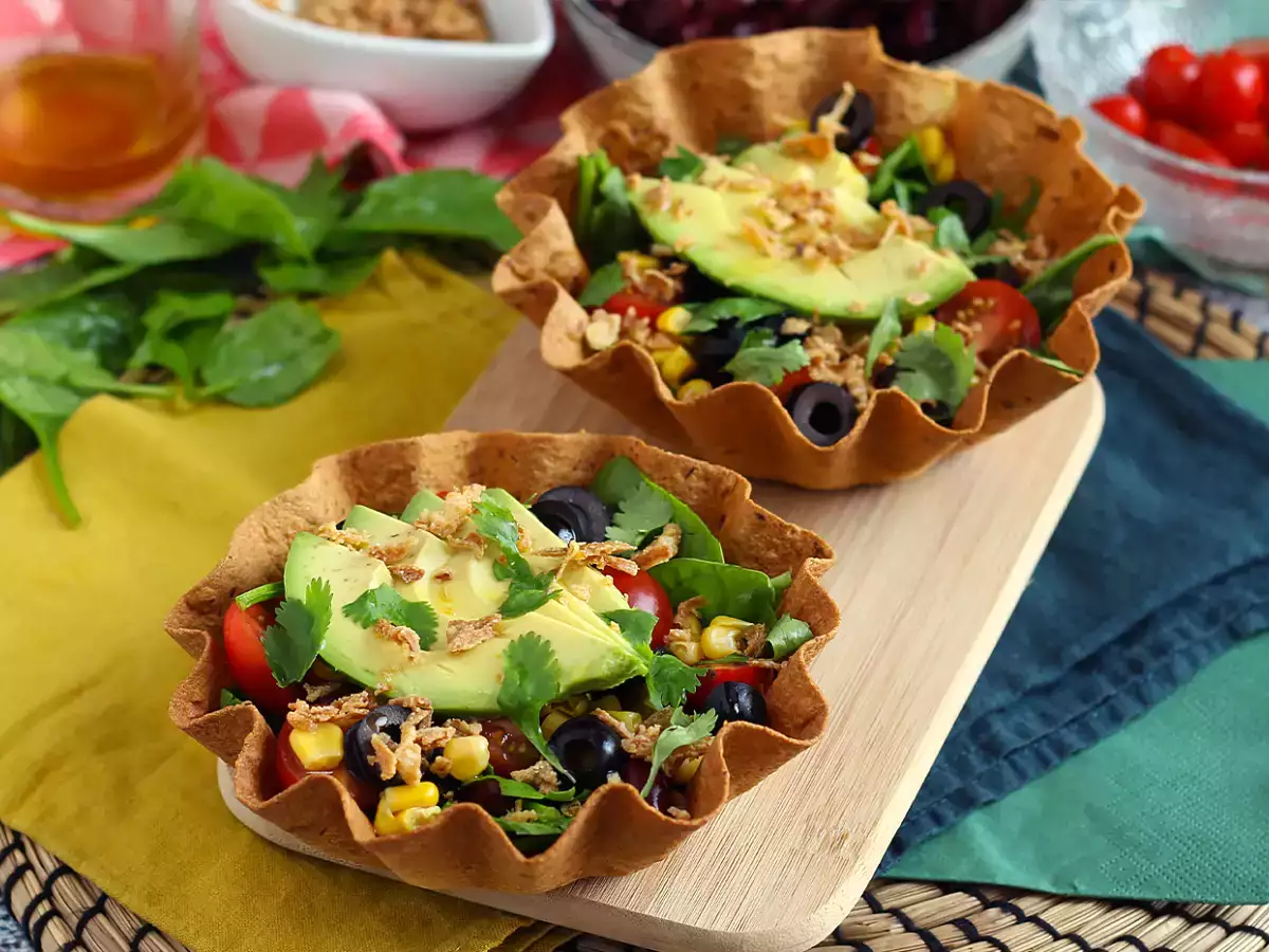 Wie macht man Tortilla-Bowls? Einfacher Salat ganz ohne Abwasch!