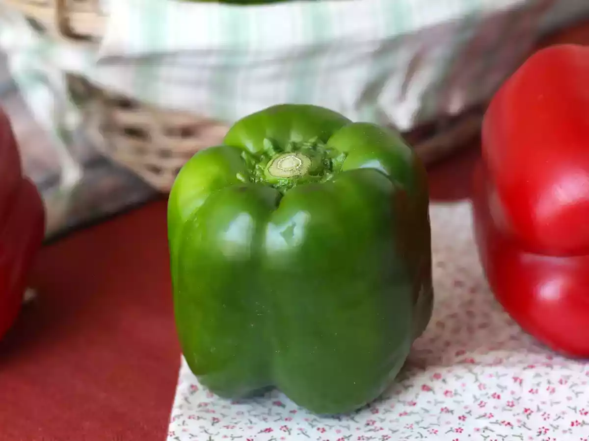 Wie man rohe Paprikaschoten häutet