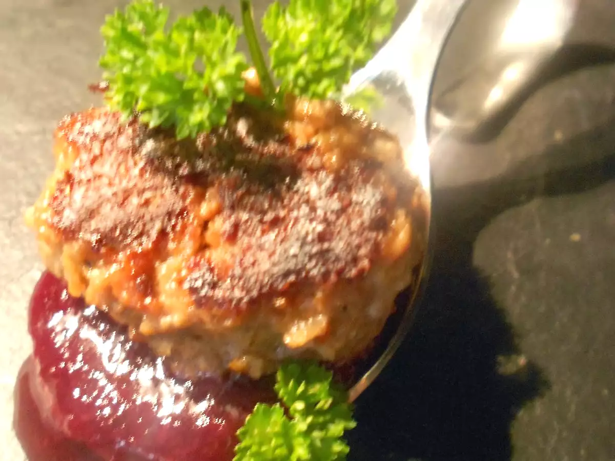 Wilde Partyfrikadellen auf würziger Johannisbeersauce