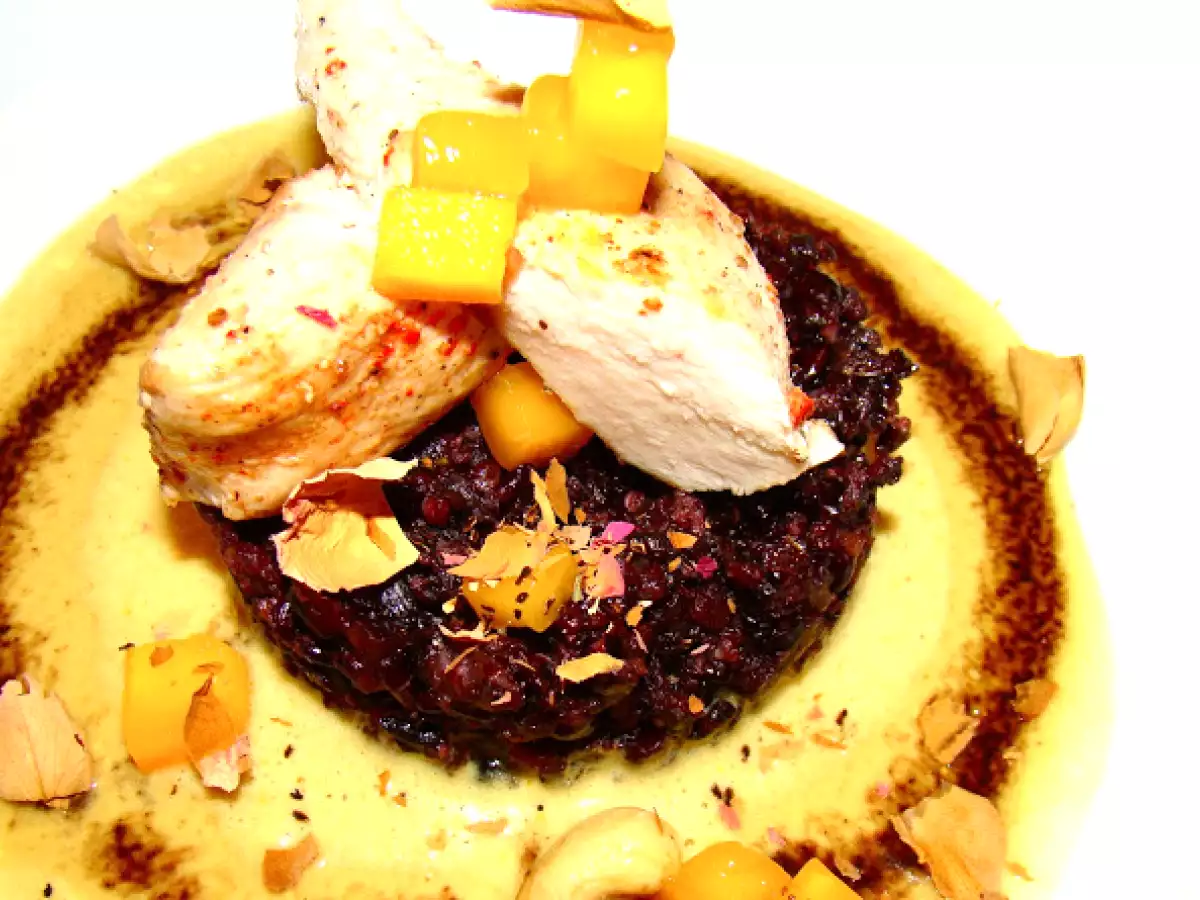 Wildhuhn mit Kokoscurry, Venerereis, Cashews und Rosenblättern