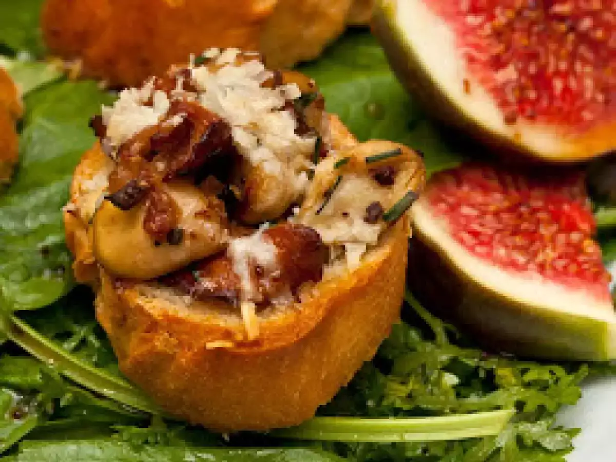 Wildkräutersalat mit Pilzcrostini und Feigen