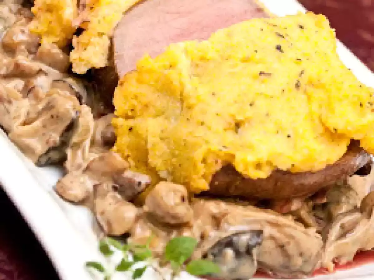Wildschweinrücken mit Polentakruste auf Maronen-Pilz-Gemüse, dazu Knoblauch-Cremepolenta