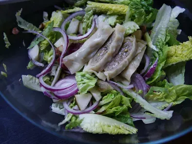 Winterlicher salat mit maultaschen, walnüssen, birnen & speck