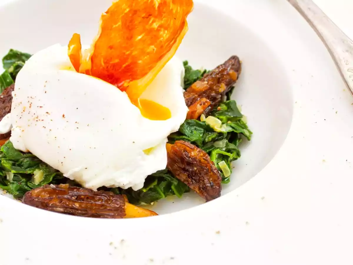 Wir starten in die Morchelsaison. Mit dabei: Spinat und Ei.