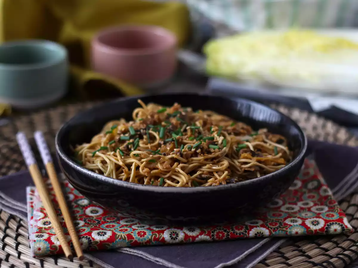 Wok mit chinesischen Nudeln (Gemüse und texturiertes Sojaprotein) - foto 4