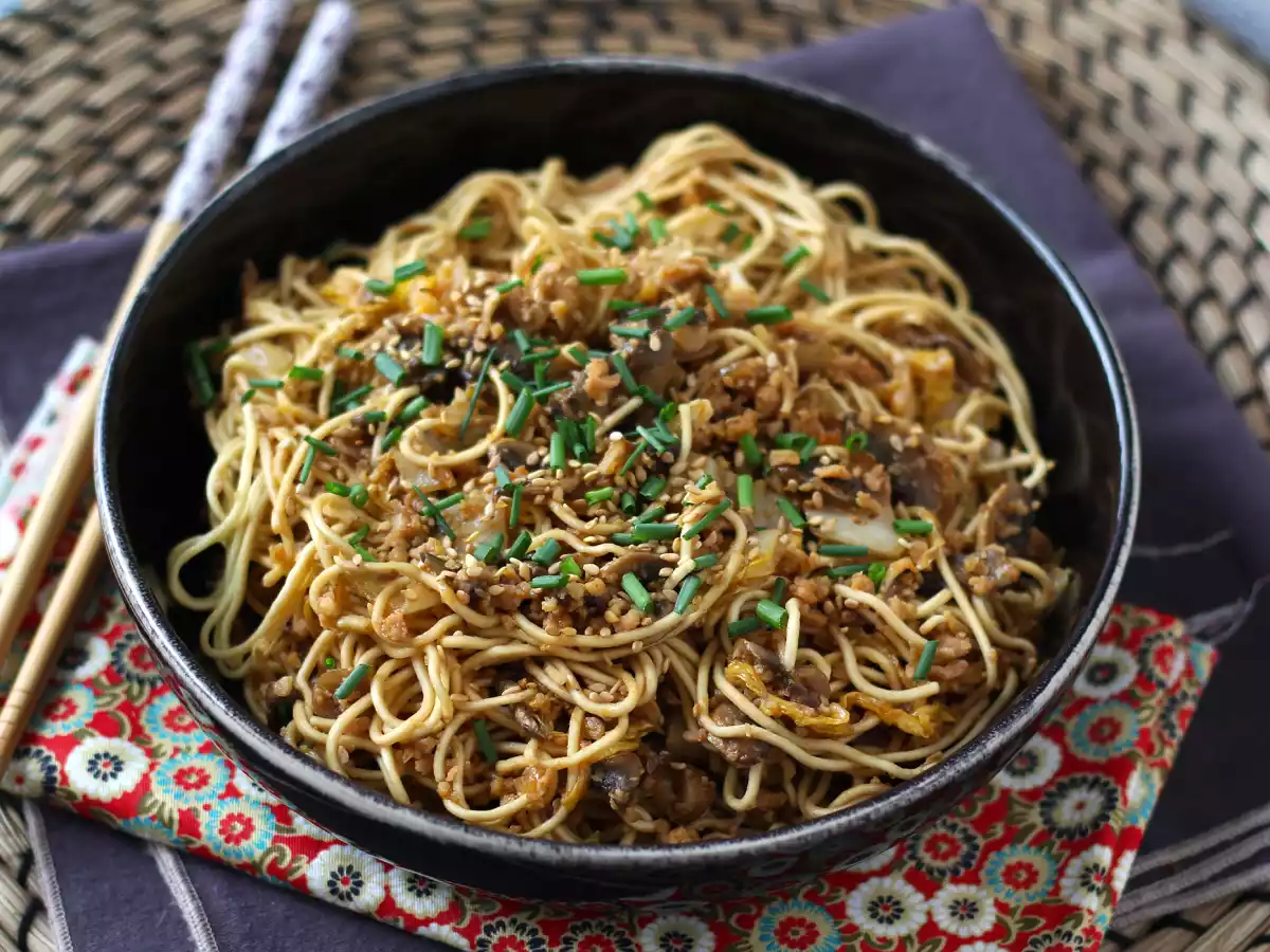 Wok mit chinesischen Nudeln (Gemüse und texturiertes Sojaprotein) - foto 6
