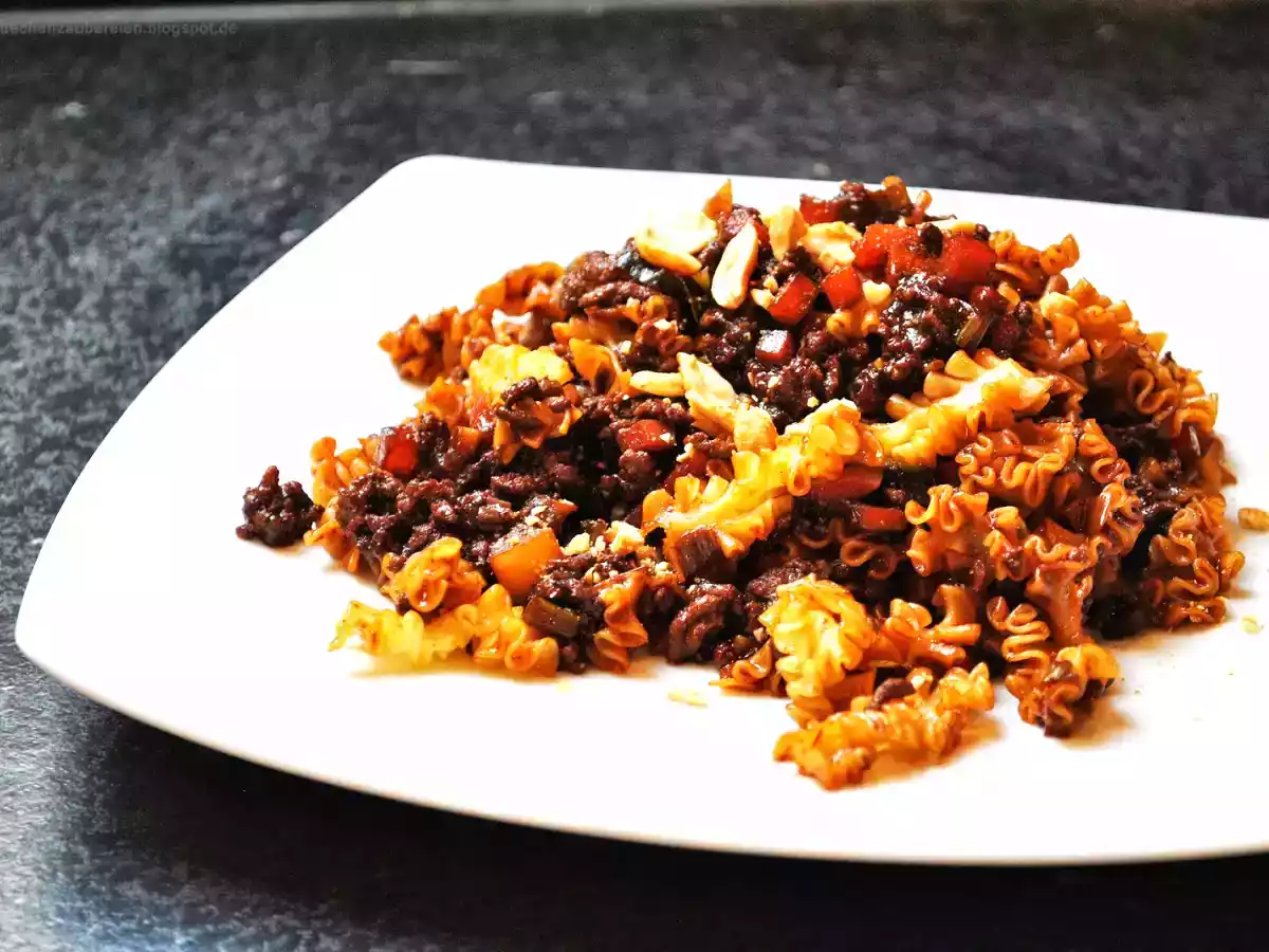 Woknudeln mit asiatisch angehauchter Bolognese