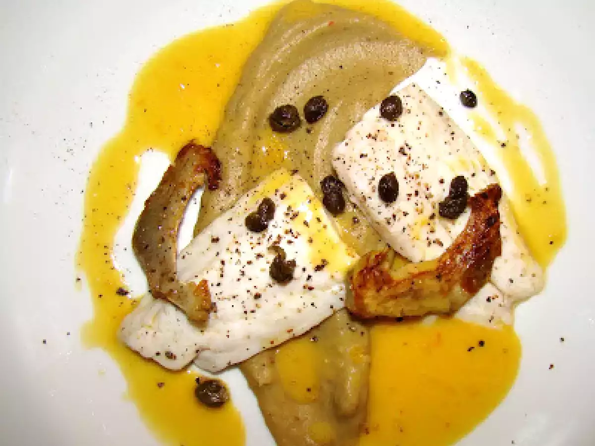 Wolfsbarsch, Zitronensauce, Artischockenpüree, frittierte Kapern