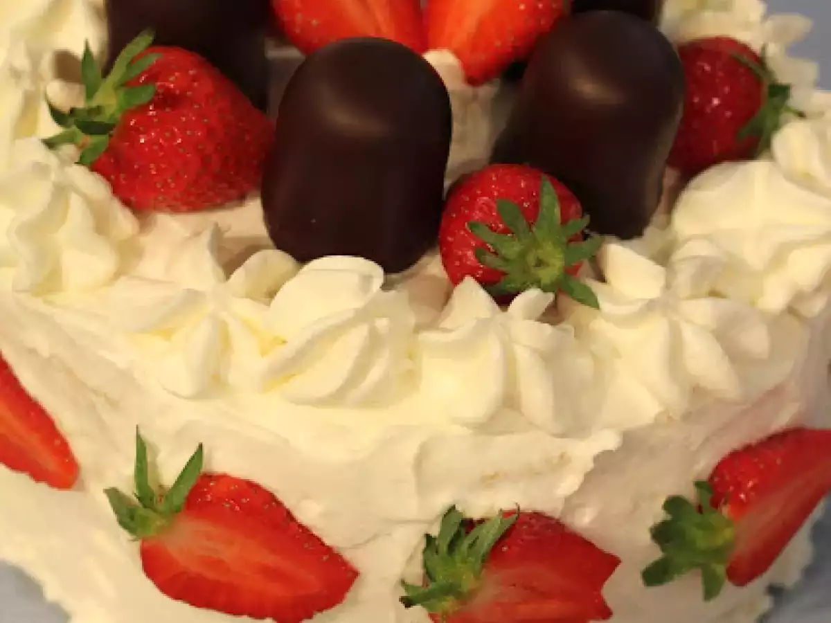 Wolkenfees Erdbeerkuss der Schneewittchen-Tortentraum in rot-schwarz-weiß