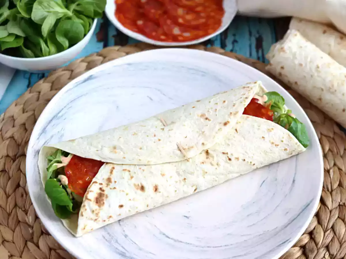 Wrap-Sandwich mit Chorizo, Avocado und Tomaten - foto 2