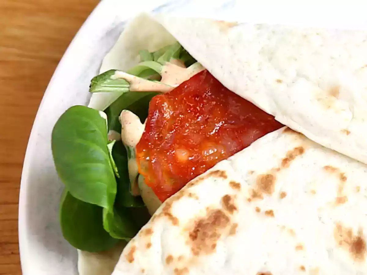 Wrap-Sandwich mit Chorizo, Avocado und Tomaten - foto 4