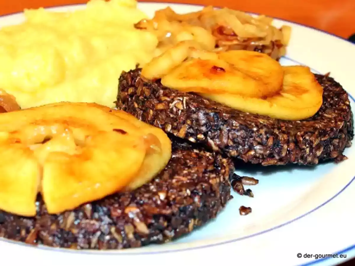 Wurstebrot mit Apfelscheiben und Zwiebeln