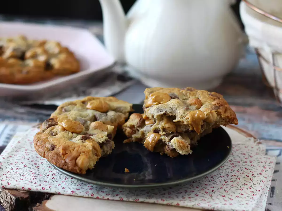 XXL-Cookies mit Haselnüssen, Milchschokolade und Praliné - foto 2