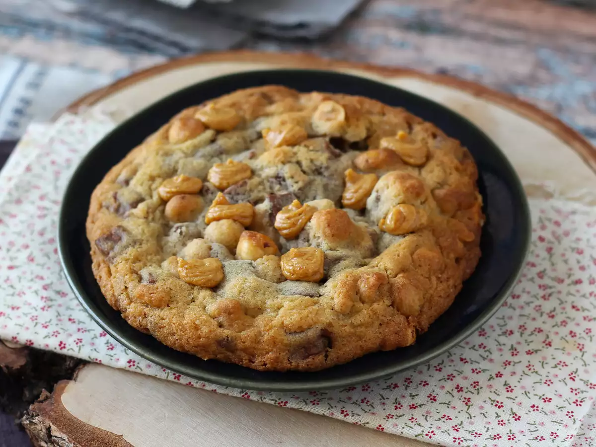 XXL-Cookies mit Haselnüssen, Milchschokolade und Praliné - foto 3
