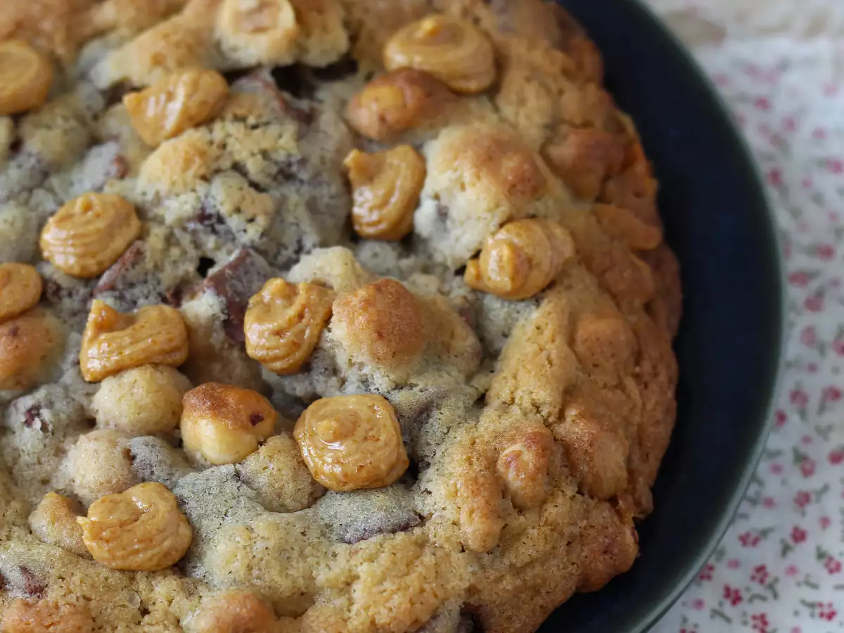 XXL-Cookies mit Haselnüssen, Milchschokolade und Praliné - foto 4