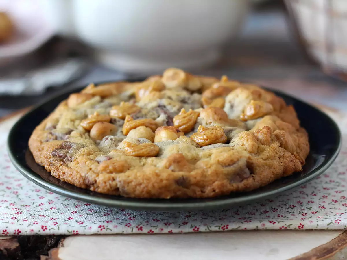 XXL-Cookies mit Haselnüssen, Milchschokolade und Praliné - foto 6