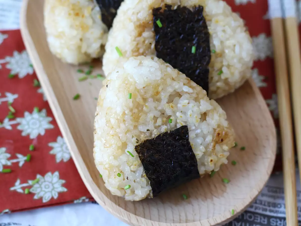 Yaki Onigiri mit Käse : knusprige japanische Reisbällchen