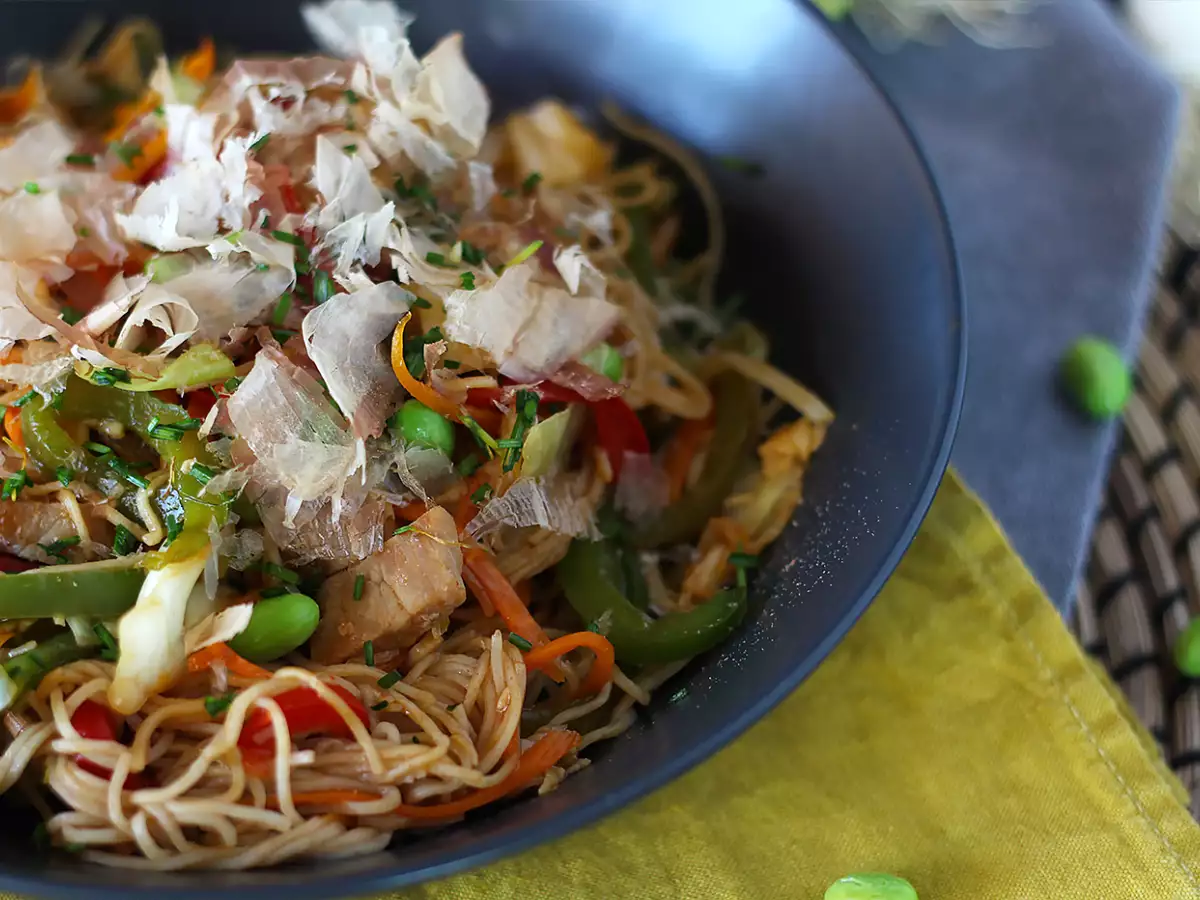 Yakisoba, gebratene Nudeln mit Gemüse - foto 2