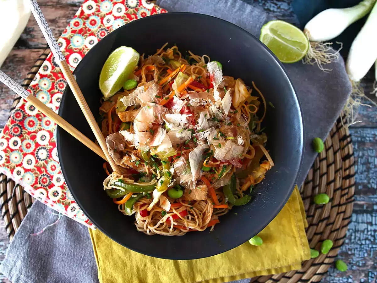 Yakisoba, gebratene Nudeln mit Gemüse - foto 3