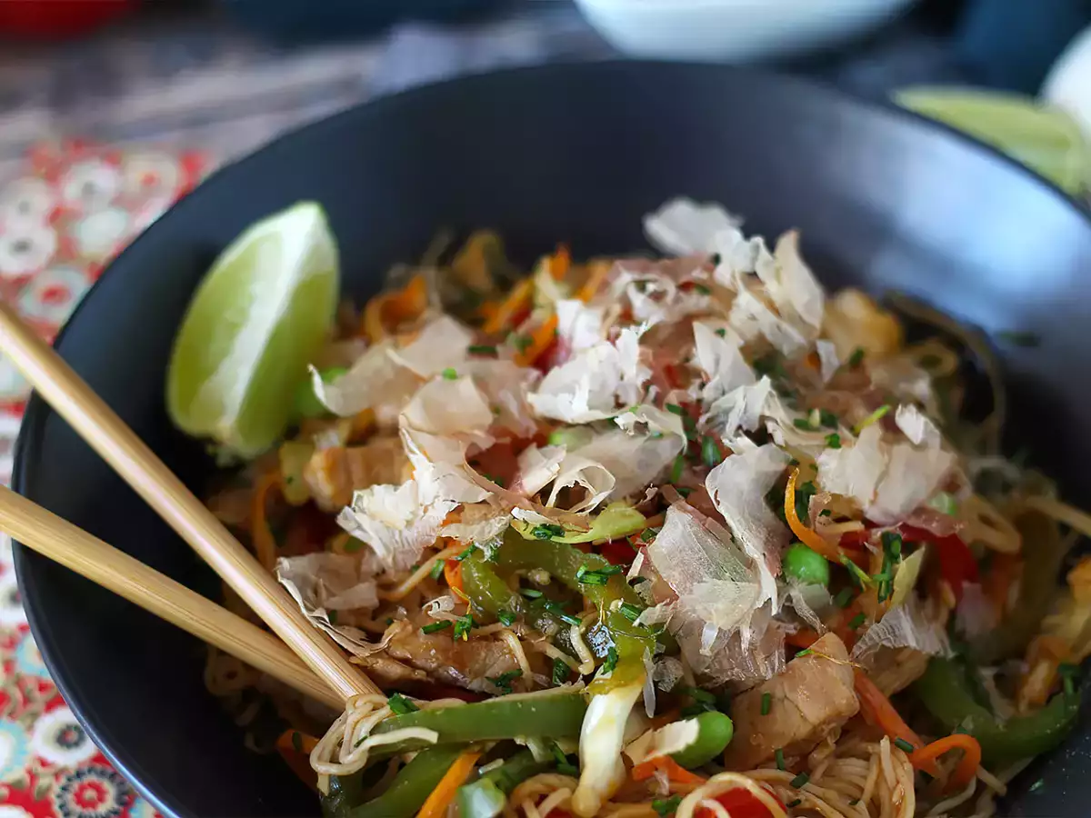 Yakisoba, gebratene Nudeln mit Gemüse - foto 4