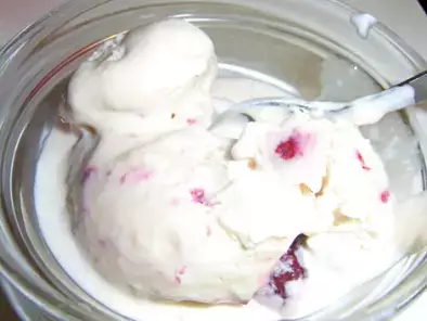 Yoghurteiscreme mit Himbeersoße ohne Eismaschine