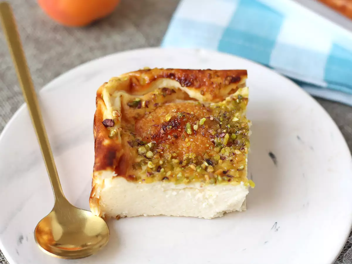Zart schmelzender Aprikosen-Käsekuchen