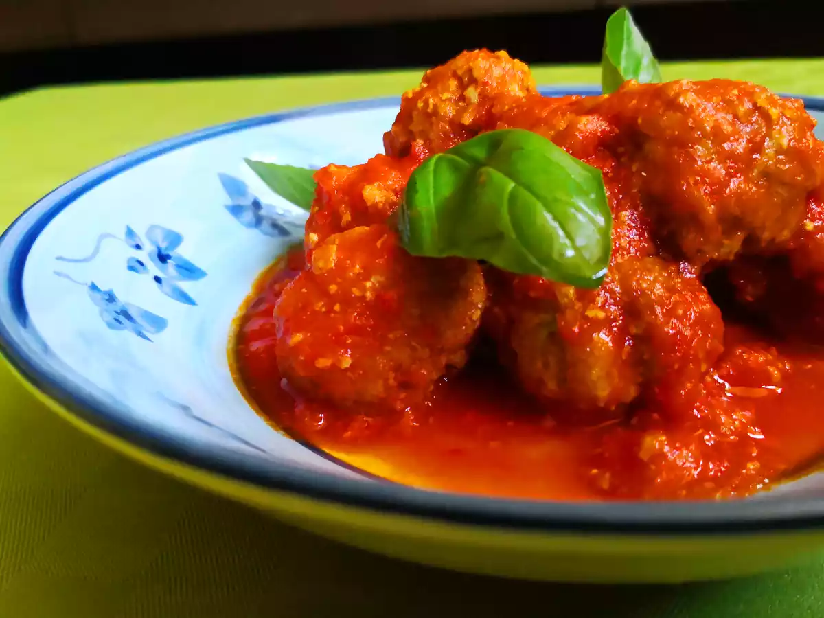 Zarte und schmackhafte Fleischbällchen mit Sauce - foto 2