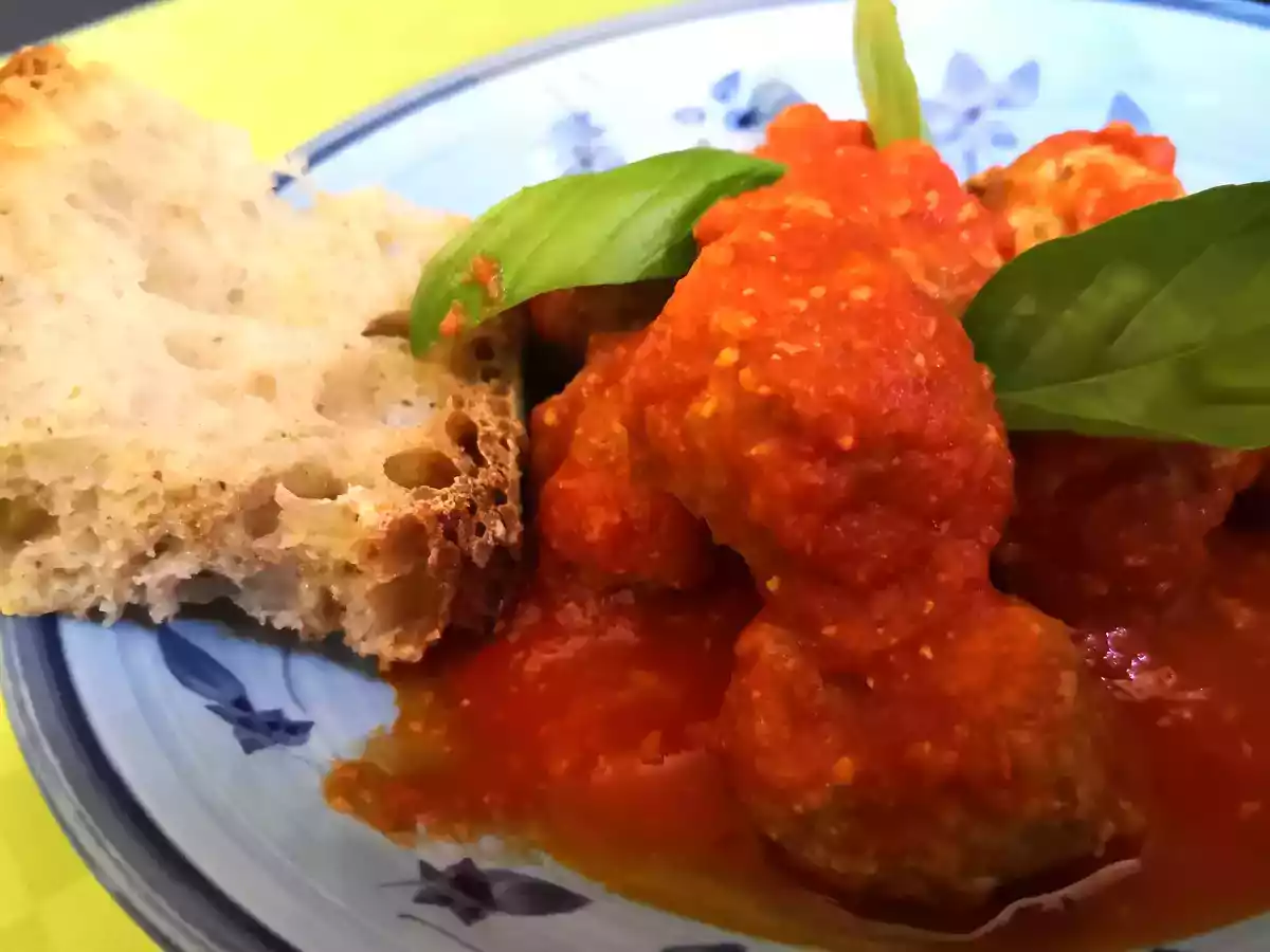 Zarte und schmackhafte Fleischbällchen mit Sauce - foto 4