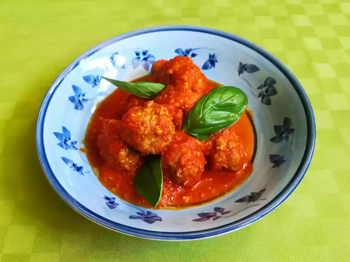 Zarte und schmackhafte Fleischbällchen mit Sauce - foto 5