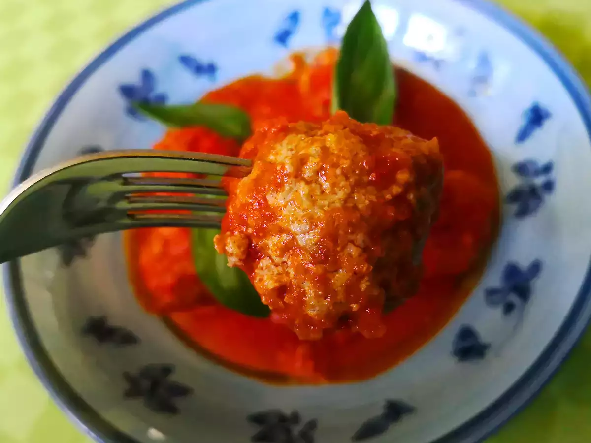 Zarte und würzige Fleischbällchen in Tomatensoße