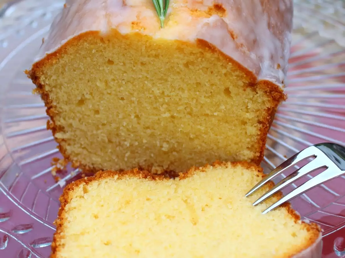 Zarter Zitronenjoghurtkuchen mit Rosmarin