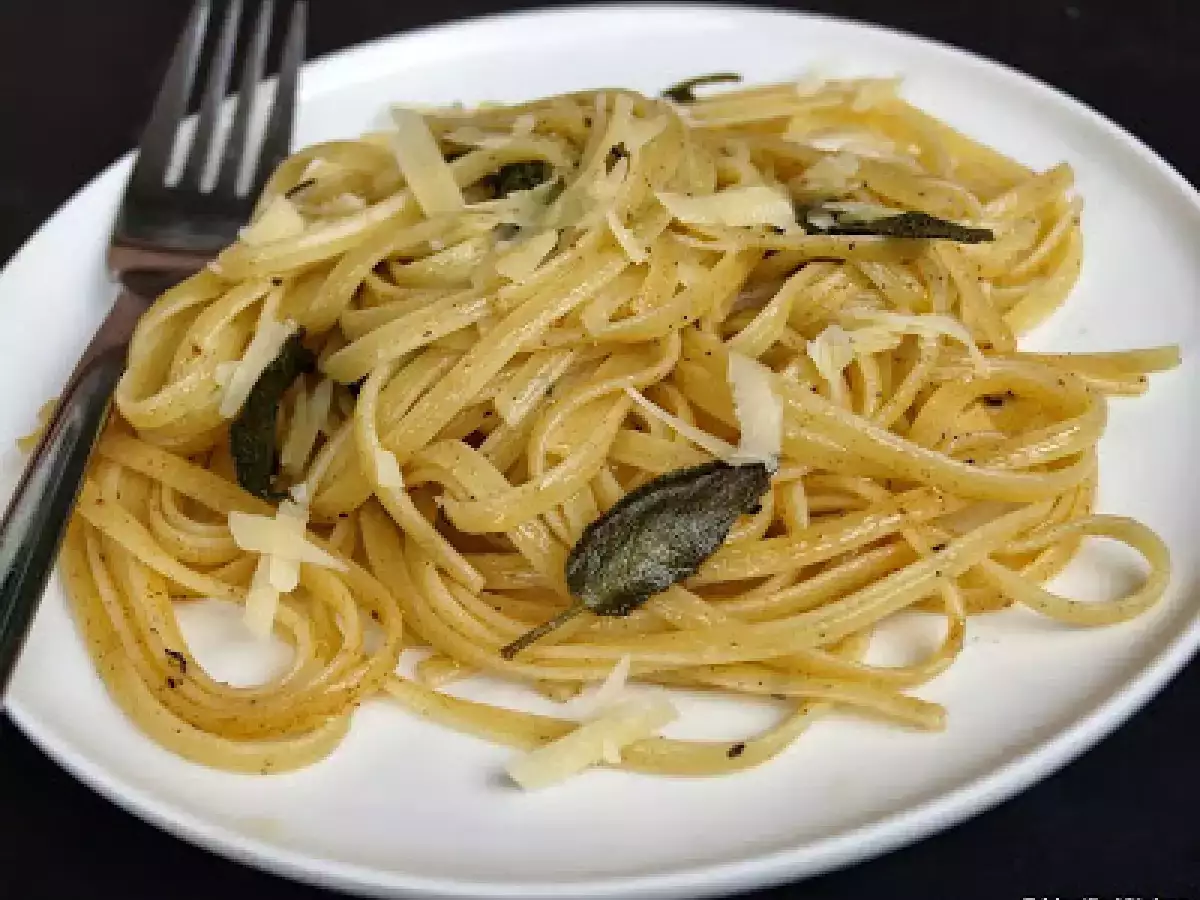 Zeit für Salbeiverwertung: Nudeln mit Salbeibutter