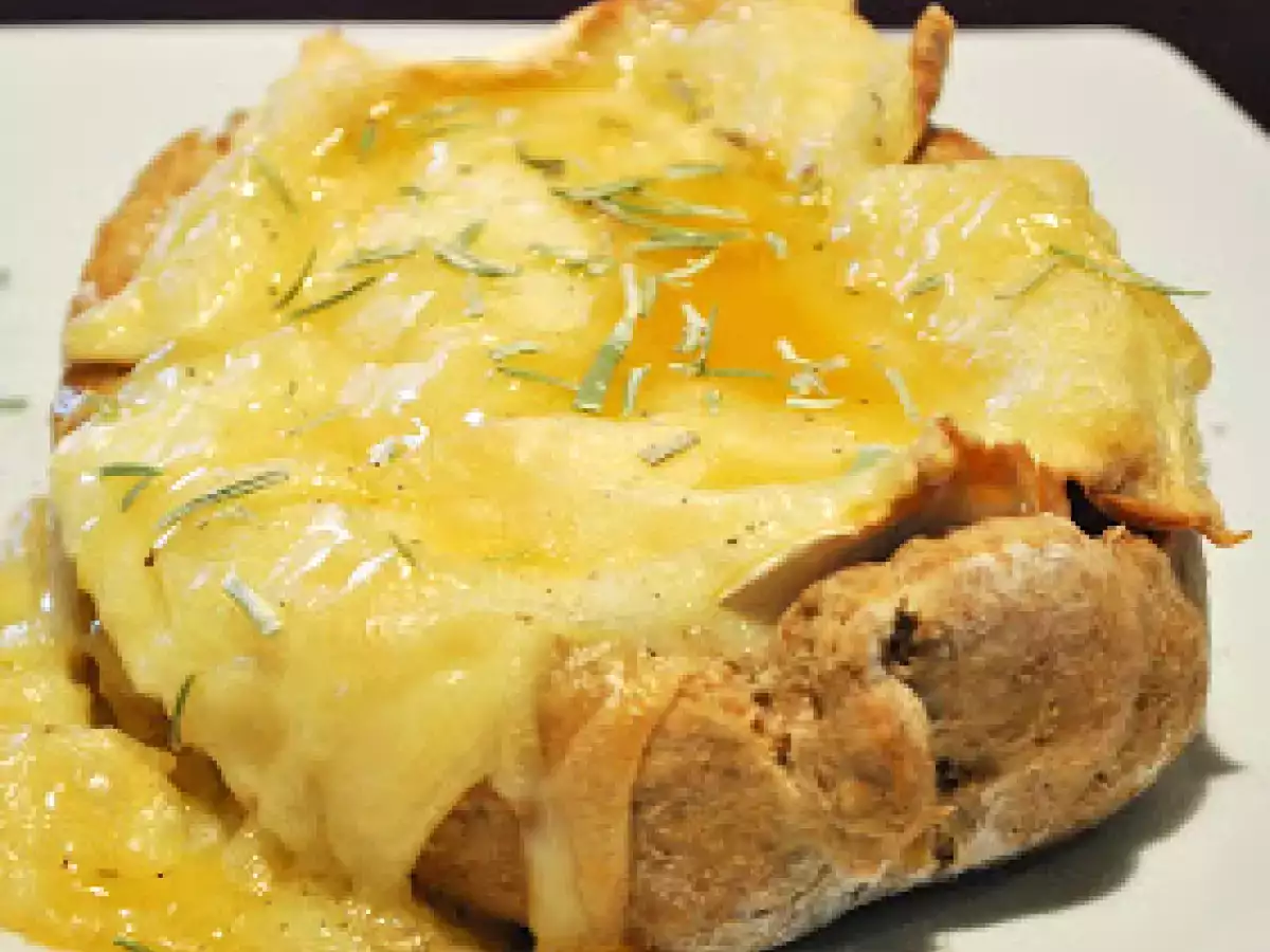 Ziegen-Ofenkäse im Brotkörbchen mit Rosmarin & Waldhonig