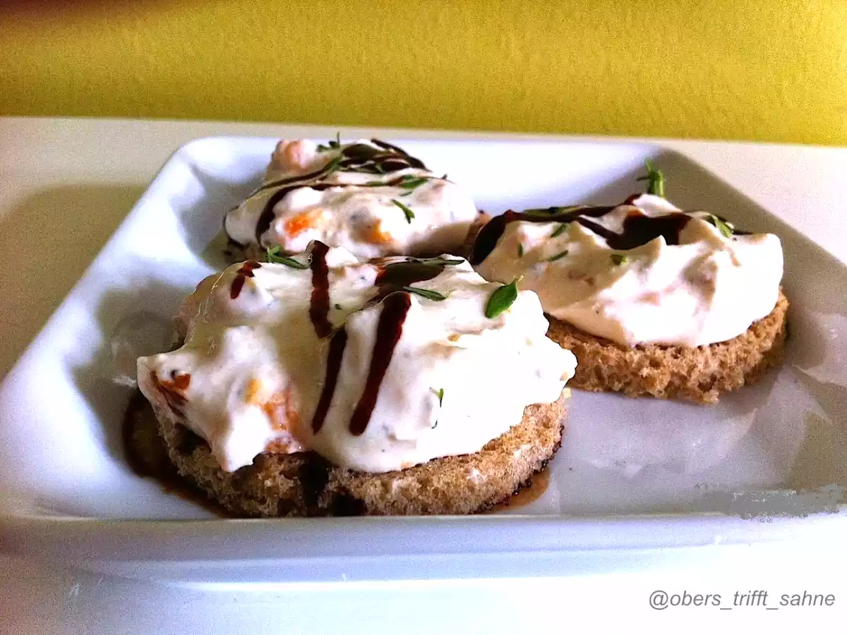 Ziegenkäse Bruschetta mit Aprikose und Kräutern