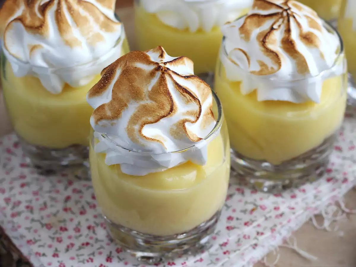Zitronen-Baiser-Tarte im Glas
