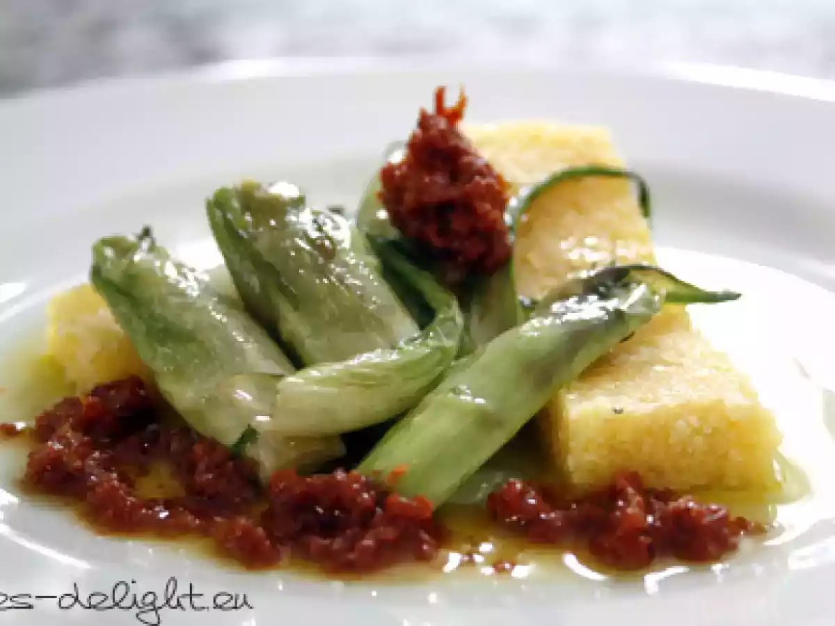 Zitronen-Chili Polenta mit Puntarelle und Tomatenpesto